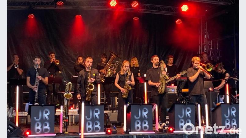 Auftakt zum Festival auf der Gewerbepark-Piazza in Regensburg: Die "Jazzrausch Bigband" begeistert ihr Publikum. Bild: Wilhelm Amann