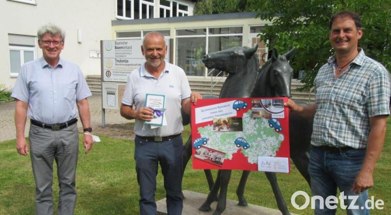 Behördenleiter Wolfgang Wenisch (links) und Personalratsmitglied Robert Müller (rechts) verabschiedeten Manfred Zintl in den Ruhestand. Bild: exb
