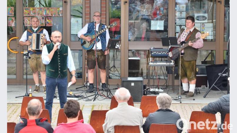 In den Glasscheiben des Eingangsbereichs spiegelt sich das große Publikum, als Markus Bauriedl die &quot;Schwarzenfelder Boum&quot; zum Auftakt der &quot;Waidhauser Sommerserenaden&quot; willkommen heißt. Bild: fjo