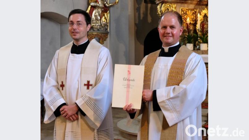 Aus den Händen von Diözesan-Präses Stefan Rödl (links) nahm der neue Präses des Kreisverbandes Schwandorf, Pfarrer Stefan Wagner (Neunburg vorm Wald) die Ernennungsurkunde entgegen. Bild: mab