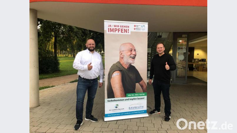 Christian Meyer vom Mobilen Impfteam und Bürgermeister Christian Porsch (von links) sind überaus zufrieden mit der Impfaktion. Bild: ak