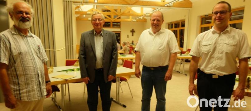 Pfarrer Heinrich Rosner (links) und Dekanatsmusiker Michael Koch (Zweiter von rechts) würdigten bei einer Feier im Pfarrheim Stulln den Idealismus und die Liebe von Heinz Prokisch (Zweiter von links) zur Kirchenmusik. Roland Lebrecht (rechts) tritt in die Fußstapfen Prokischs. Bild: ohr