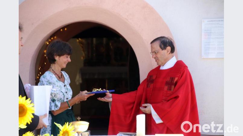 Abschiedsgeschenk für Pfarrer Müller Bild: jma