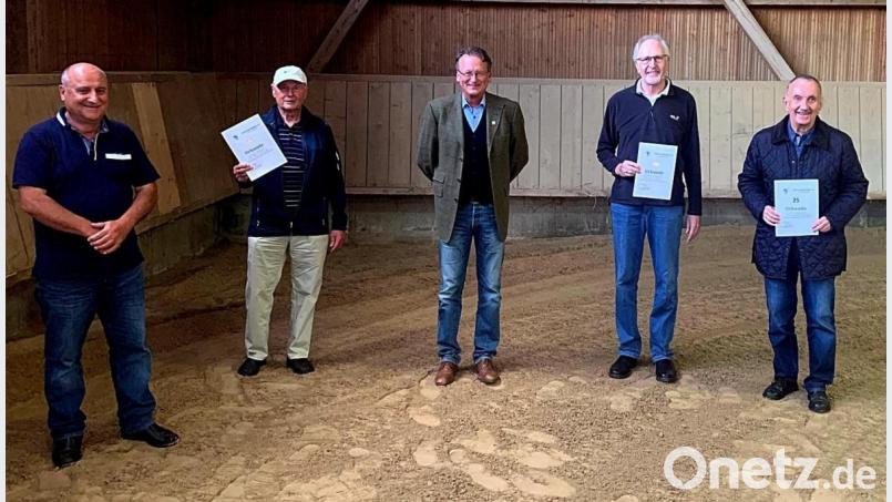 1. Vorsitzender Adalbert Steiner (von links) ehrte die Mitglieder Alfred Würschinger, Michael Hubrich, Richard Seidl und Alexander Bagada. Bild: R. Kreuzer