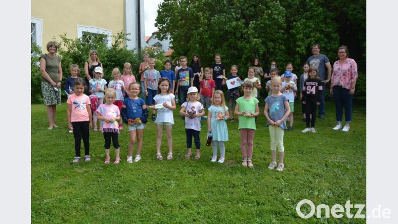 Großartig besucht waren am Dienstagnachmittag zwei Kindermosaikkurse im Pfarr- und Jugendheim, wozu der örtliche Kinderchor eingeladen hatte. Unter der künstlerischen Leitung von Kerstin Rumswinkel (links) bastelten die Kinder in Eigenregie selbst gestaltete Kunstwerke, die sie dann mit nach Hause nehmen durften. Mit dabei waren Michaela Teubner (2.von links) und Michaela Burger (rechts) vom Leonberger Kinderchor, sowie Jugendbeauftragter Martin Teubner (Zweiter von rechts). Bild: jr