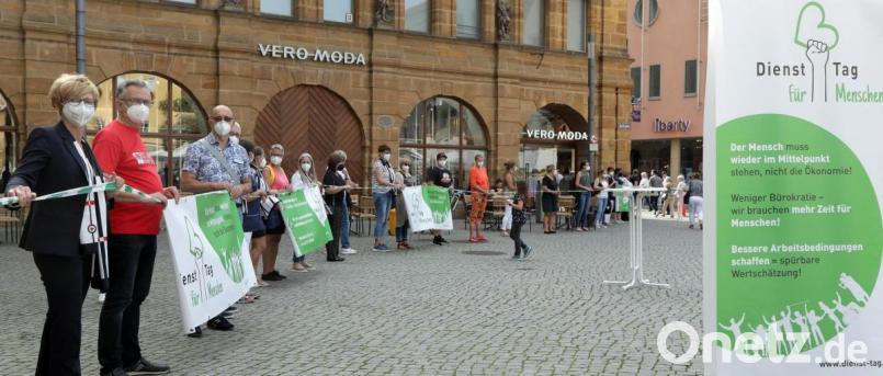 Bis zur Bundestagswahl demonstrieren Menschen aus der Pflege jeden Dienstag ab 17 Uhr auf dem Amberger Marktplatz. Sie wollen bessere Bedingungen für ihr Berufsfeld erreichen. Bild: Wolfgang Steinbacher