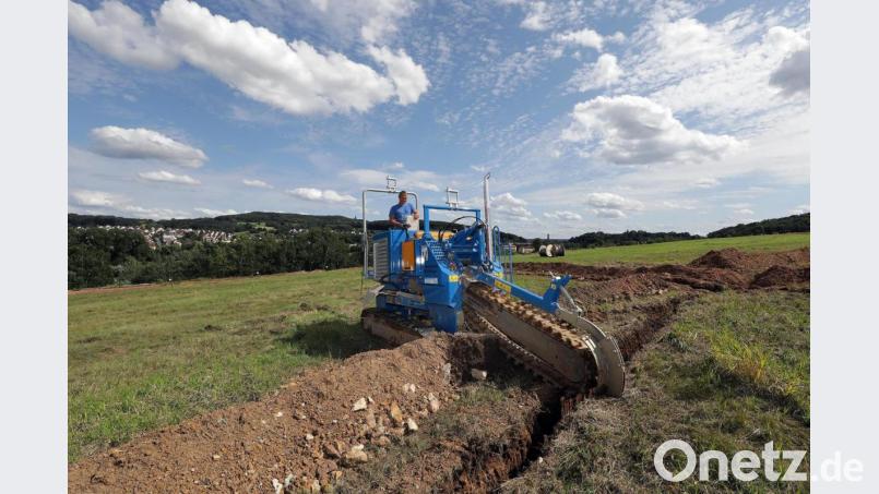 Auf der ehemaligen Schlackenhalde der Luitpoldhütte entsteht eine große Freiflächen-Photovoltaikanlage. Ein Spezialfahrzeug fräßt derzeit Gräben für die Kabelverbindung der Module in den Boden. Bild: Wolfgang Steinbacher