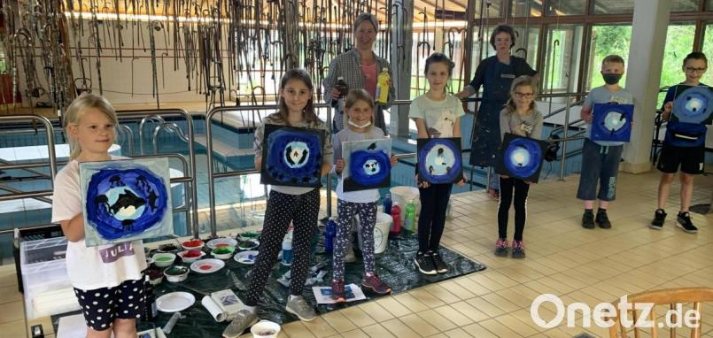 In zwei Gruppen aufgeteilt wurden unterschiedliche Motive gemalt. Annette Spreitzer und Susanne Neumann (hinten von links) leiteten die Kinder dabei und halfen ihnen beim Ausarbeiten der kleinen Kunstwerke. Bild: ubb