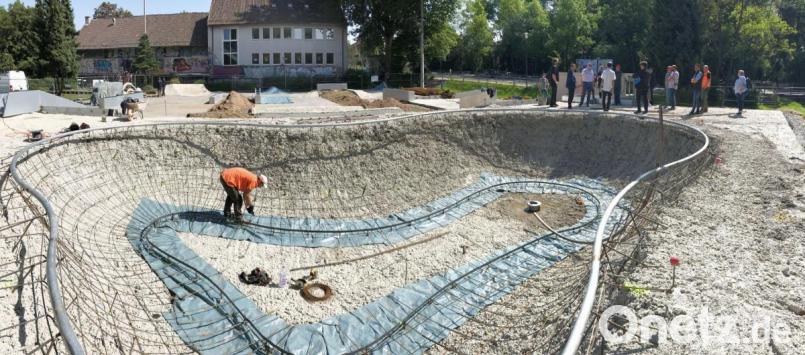 Der Pool (eine Art Halfpipe) ist das Highlight an der neuen Skateranlage am Jugendzentrum in Weiden. Bild: Gabi Schönberger