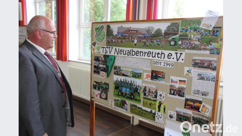 Bürgermeister Klaus Meyer vor der Schautafel des TSV Bad Neualbenreuth, die mit viel Liebe zum Detail zusammengestellt worden ist. Bild: kro