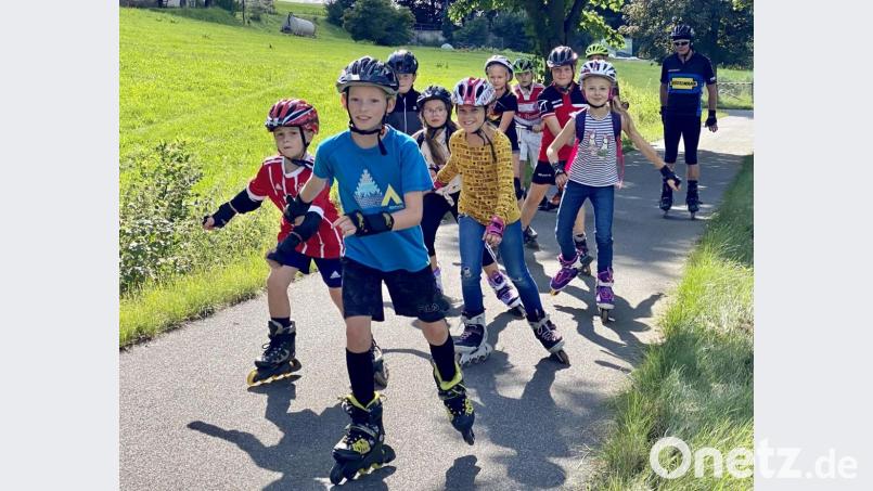 Zügig rollte die sportliche Truppe auf dem Radweg nach Erbendorf. Bild: nza