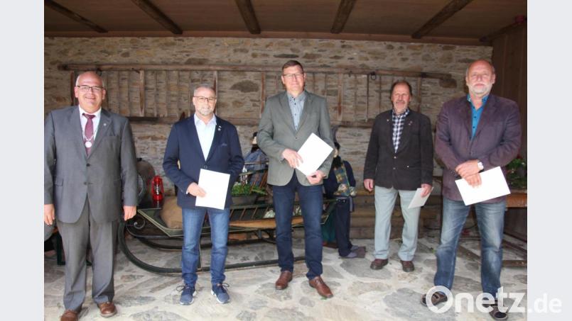 Im Auftrag des Bayerischen Innenministers Joachim Herrmann verlieh (von links) Bürgermeister Klaus Meyer kommunale Dankurkunden an Ernst Kalin, Erwin Löw, Ludwig Weiß und Christof Frank. Bild: kro