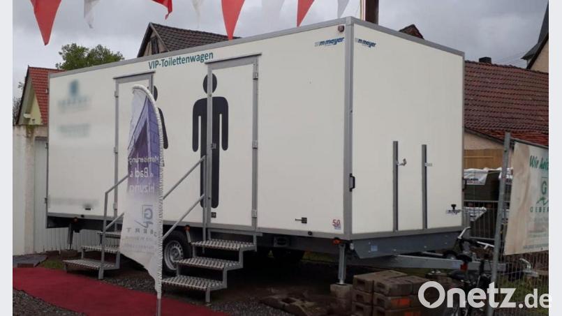Die Polizei in Oberfranken fahndet nach dem VIP-Toilettenwagen. Der rund 40.000 Euro teure Anhänger sei nach einer Veranstaltung eines Möbelgeschäftes in Kulmbach gestohlen worden, teilte die Polizei mit. Bild: picture alliance/dpa/Polizeipräsidium Oberfranken