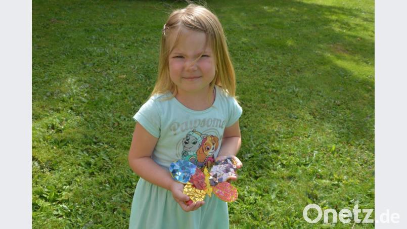 Die kleine Johanna freut sich über den von ihr gestalteten Schmetterling, den sie auch mit nach Hause nehmen durfte. Bild: jr