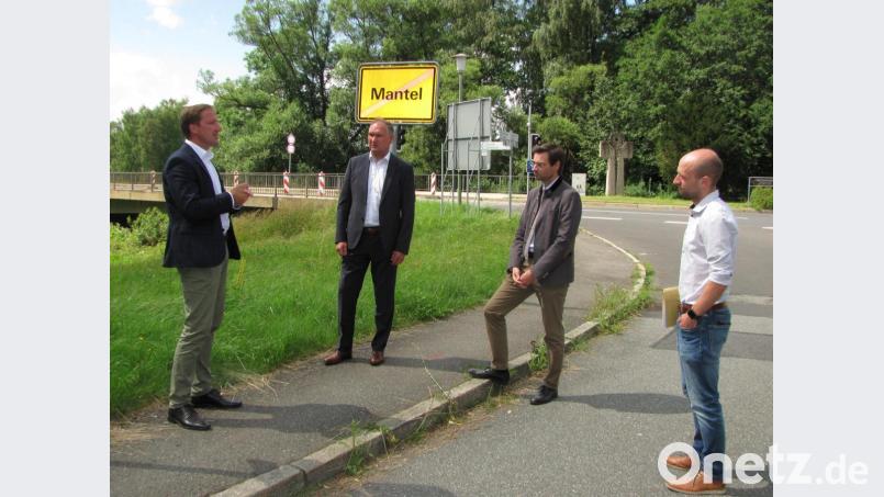 Felix Steghöfer (rechts) und Tobias Bäumler (links) besprachen mit MdL Stephan Oetzinger (Zweiter von rechts) und Bürgermeister Richard Kammerer (Zweiter von links) das weitere Vorgehen in Sachen Erneuerung Haidenaabbrücke. Bild: sei