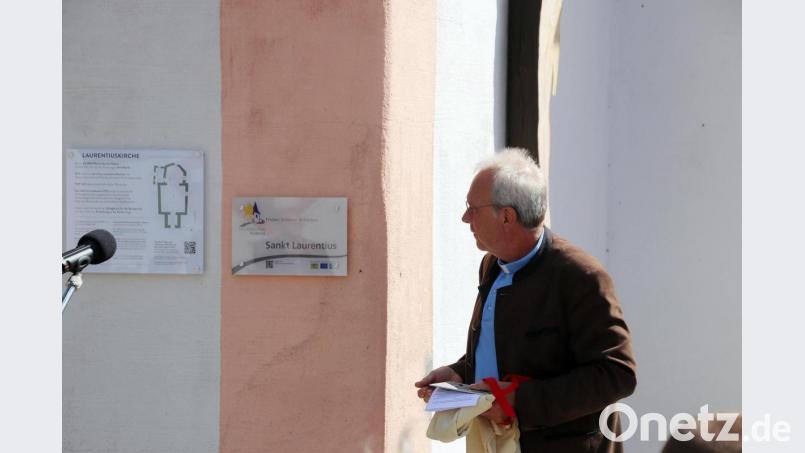 Pfarrer Hans-Peter Pauckstadt-Künkler bei der Enthüllung des neuen Schildes an der Laurentiuskirche in Hütten Bild: jma