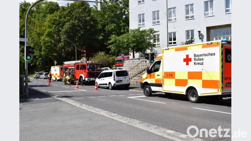 Ein großes Aufgebot an Einsatzkräften gab es bei einem Verkehrsunfall an der Mühlbühlstraße beim BRK-Seniorenzentrum. Eine Fahrradfahrerin wurde unter einem Auto eingeklemmt. Bild: szl