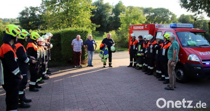 Kommandant Fabian Schwemmer holt mit seiner Mannschaft den ehemaligen Chef persönlich ab Bild: jma