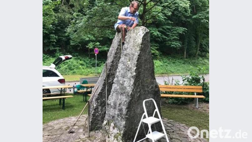 Pünktlich zum 35. Jahrestag des einzigartigen Musikfestivals gegen die WAA in Wackersdorf brachte ein Team um Helmut Schuster den Gedenkstein auf Vordermann. Bild: Helmut Schuster/exb