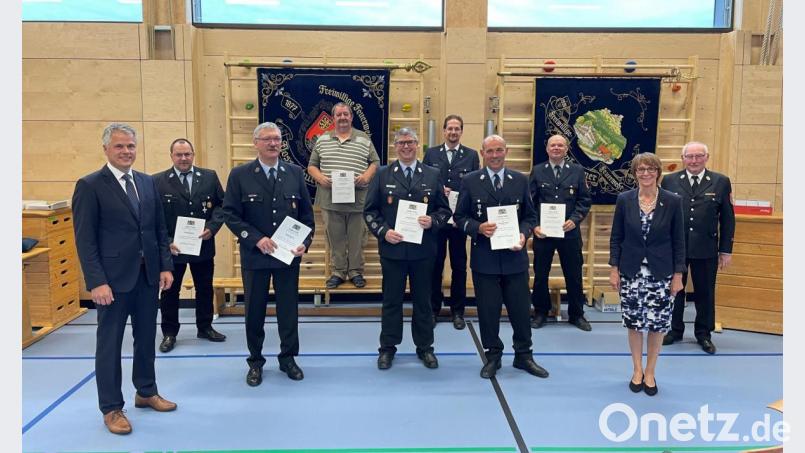Sieben Feuerwehrleute der Wehren Flossenbürg und Altenhammer wurden für ihren langjährigen aktiven Dienst ausgezeichnet. Bild: FFW Flossenbürg/exb