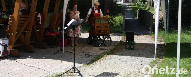 Mit Schlagern aus den 1960er Jahren begeisterten die Drehorgelspieler Frieda und Albin Zeitler (von links) ihr Publikum. Der Inhalt des Spendentopfes kam einem wohltätigen Zweck zugute. Bild: exb