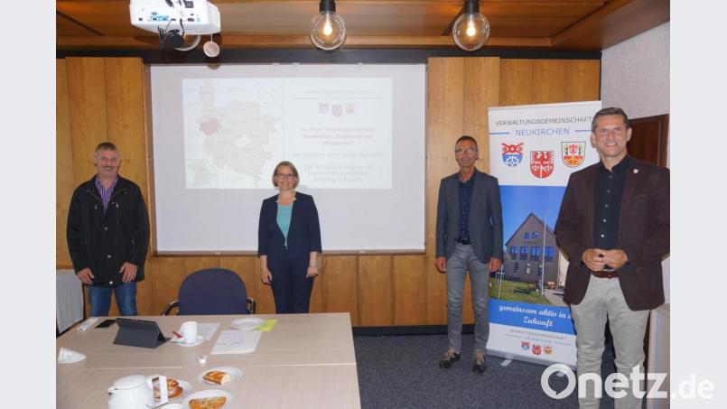 Treffen im Rathaus in Neukirchen: (von links) Reiner Pickel, Bundestagskandidatin Susanne Hierl, Peter Achatzi und Roman Berr. Bild: sre