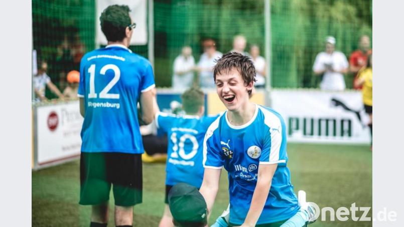 Die Aktiven des Teams Bananenflanke mit körperlichen oder geistigen Einschränkungen sind mit vollem Einsatz beim Fußball bei der Sache. Die Neustädterin Claudia Völkl will einen Ableger im Landkreis Neustadt oder der Stadt Weiden gründen. Bild: Andreas Adam/exb