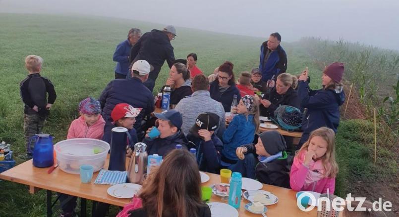 Beim gemeinsamen Frühstück am Gipfelkreuz durften die Teilnehmer der Wanderung den Sonnenaufgang genießen. Bild: kro