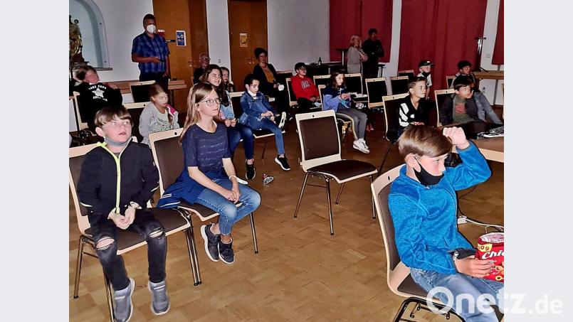 Filmvorführer Tobias Forster startet &quot;Jim Knopf und Lukas, der Lokomotivführer&quot;, Teil eins, und die Kinder waren begeistert. Bild: zer