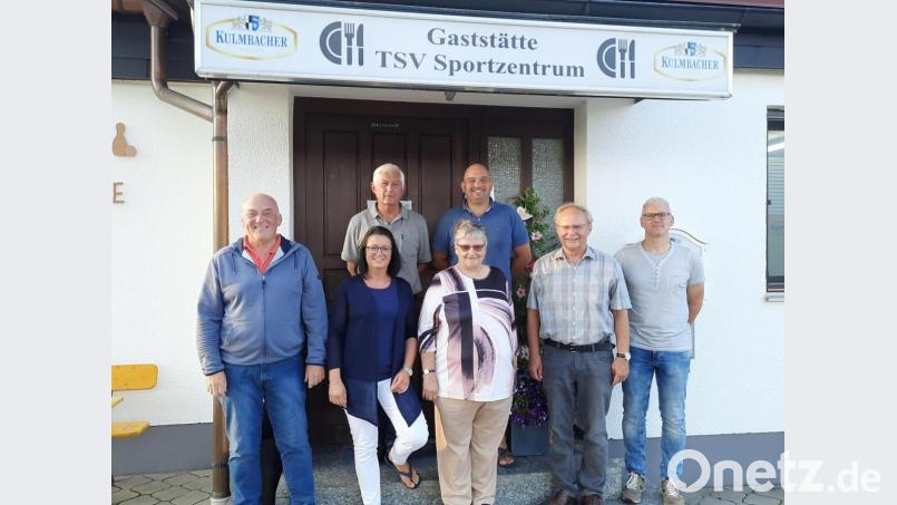 Sie versuchen weiterhin die Wünsche des Nachwuchses zu erfüllen (vorne, von links): Josef Sirtl, Ramona Rauch, Rita Brunner, Wolfgang Graser, Uwe Hautmann – hinten: Franz Ficker, Thomas Knöfel – entsch.: Bruno Kellner, Karl-Heinz Hirsch. Bild: ffz