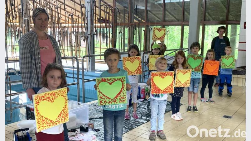 Annette Spreitzer und Susanne Neumann (vorne und ganz hinten) malten mit den Kindern Herzchen und zeigten ihnen die Kunstinstallation von Daniel Spoerri. Bild: ubb