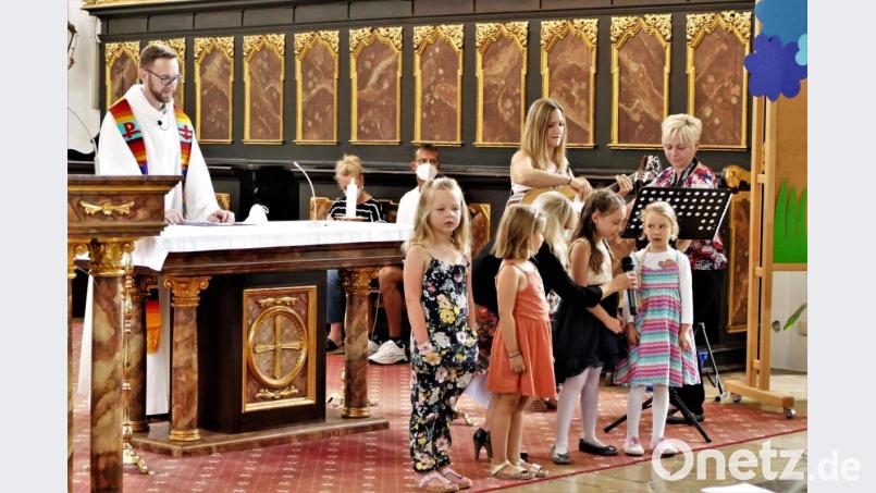 Kaplan Lucas Lobmeier feierte mit dem Kindergarten St. Marien einen Abschlussgottesdienst. Bild: wbe