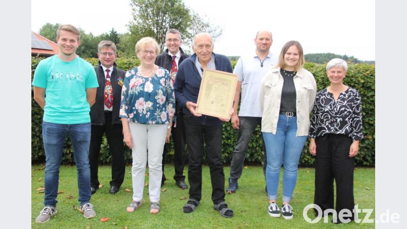Heinz Kilian mit der Ehrenurkunde der "!Rosamunde", die ihn zum Ehrenpräsidenten ernannte. Unser Bild zeigt von links Enkel Moritz, Heinz Hoffmann von "Rosamunde", Ehefrau Christa, 2. "Rosamunde"-Präsident Franz Schöner, Heinz Kilian, Sohn Marcus, Enkelin Elena und Schwiegertochter Ilona. Bild: kro