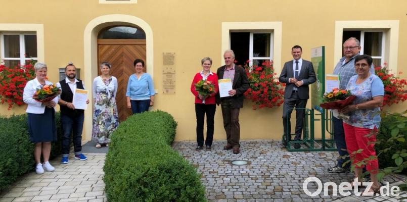 Im Bild die anwesenden Geehrten mit Urkunde und Blumenstrauß sowie die Gastgeber vor dem Tourismuszentrum Oberpfälzer Wald in Nabburg. Bild: pmis