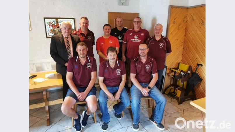 Bürgermeister Günter Kopp (links) dankte Zweitem Vorsitzenden Matthias Franz, Vorsitzendem Rainer Bayer, Kassenwart Michael Kastner (vorne von links), Schriftführer Jürgen Rauch, Kassier Thomas Kapustenski, Jugendwart Norbert Schlicht, Organisationsleiter Rüdiger Veigl und Kassenwart Robert Dietl (hinten von links) für die Übernahme eines Amtes. Bild: jsa