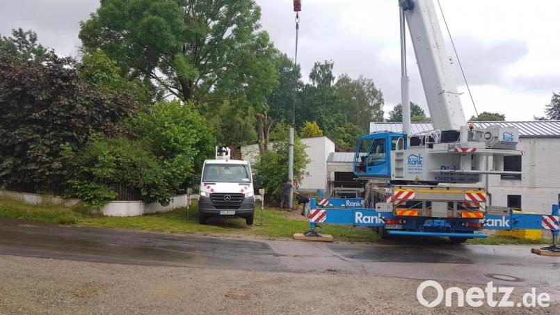 Die neue Digitalfunksirene neben dem Feuerwehrgerätehaus von Burgtreswitz wurde mit einem Kran aufgestellt. Bild: gi