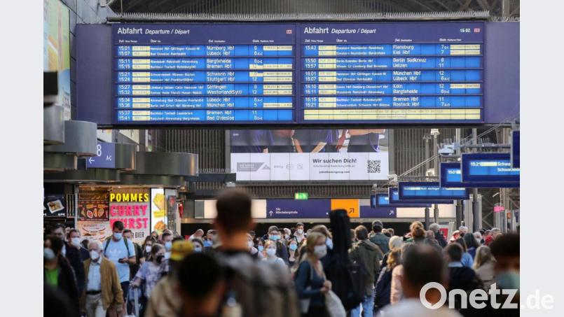 Zahlreiche Reisende sind am Nachmittag im Hauptbahnhof in Hamburg unterwegs. Foto: Bodo Marks/dpa Bild: Bodo Marks