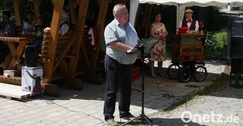 Das Dorf im Dorf - der Wiesauer Kreuzberg - wurde zum gedanklichen Schauplatz einer Autorenlesung mit dem gebürtigen Wiesauer Werner Robl. Der heute in Fuchsmühl lebende Ich-Erzähler trat mit den Leierkastenleuten Frieda und Albin Zeitler (im Hintergrund, von links) auf der "Grünen Mitte" in Pullenreuth auf. Bild: exb