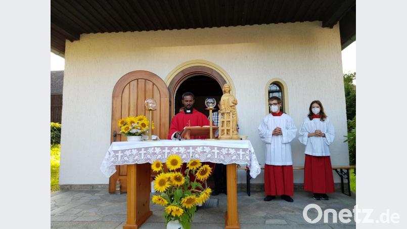 Pfarrer Albert Joseph Jesuraj zelebriert als erster Inder den Gottesdienst zum Patrozinium St. Laurentius in Rückersrieth. Bild: gi