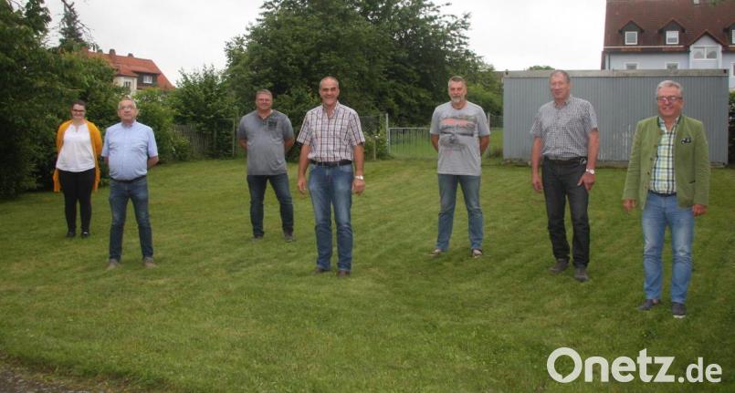 Der Kaninchenzuchtverein Kreis 5 im Verband Bayerischer Rassekaninchenzüchter traf sich in Wiesau. Dort wurde auch die Führungsspitze neu gewählt. Im Bild (von links): Magdalena Schiener, Bezirksvorsitzender und Gastredner Wolfgang Schreiber, Helmut Käß, Wolfgang Gründl, Wolfgang Liedl, Reinhard Wurm und Bürgermeister Toni Dutz, der zur Nominierung gratulierte. Bild: wro