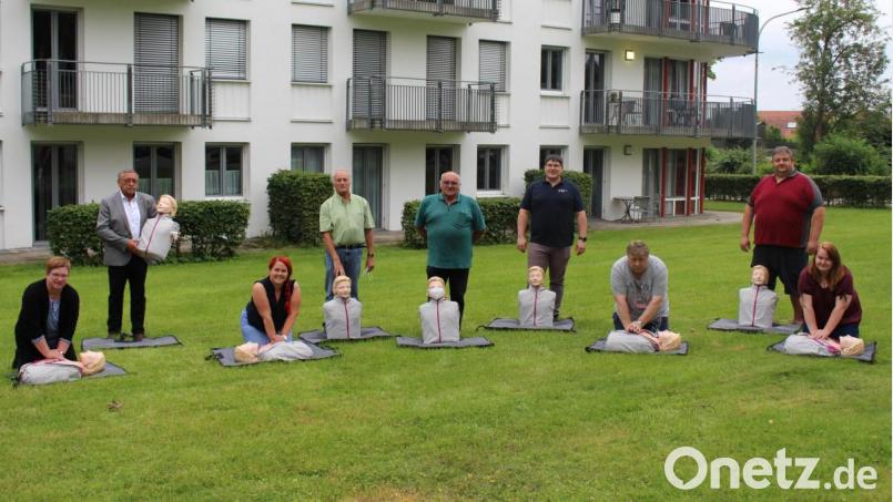 Das ehrenamtliche Ausbilderteam um Ausbildungsleiter Richard Wagner (Zweiter von links) des BRK-Kreisverbandes Tirschenreuth nimmt zwölf neue Übungsphantome für die derzeit sehr gefragten Rotkreuzkurse im Landkreis in Empfang. Bild: Sven Lehner/BRK Kreisverband/exb