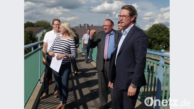 Hoch oben auf dem Fußgängersteg verschaffte sich Bundesverkehrsminister Dr. Andreas Scheuer (rechts) einen Überblick über das Areal des Bahnhofs Kirchenlaibach. Zweiter Bürgermeister Rudi Heier (Dritter von rechts) erläuterte dabei die anstehenden Infrastrukturprojekte. Den Ministerbesuch hatte CSU-Bundestagsabgeordnete Silke Launert (Zweite von links) vermittelt. Bild: br