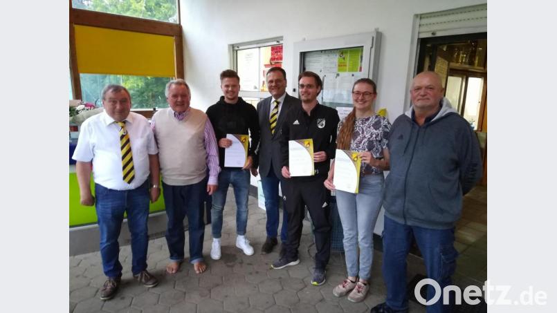 Jubilarehrung beim SV Kauerhof: (von links) Vorsitzender Herbert Pickel, Willi Haller (40 Jahre) Maximilian Grundler (25 Jahre), Zweiter Vorsitzender Matthias Stadelmann, Julian Polster und Johanna Lösl (beide 25 Jahre) sowie SVK-Schiedsrichter-Urgestein Walter „Jimmy II“ Schimpke (40 Jahre). Bild: SV Kauerhof/exb