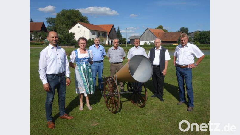 Bürgermeister Hans Ram und die ehemaligen Gemeinderäte Renate Kastl, Richard Reiser, August Berschneider, Hermann Trager, Karl Roppert und Achim Hantke (von links) mit der renovierten Wetterkanone. Bild: tra