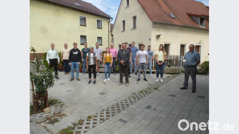 Gauschützenmeister Norbert Nietfeld (links) gratulierte der Vorstandschaft der &quot;Burgschützen&quot; zur Wahl. Bild: mad