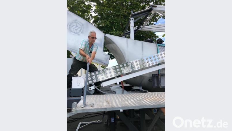 Schausteller Robert Nübler baut gerade die Riesen-Schiffschaukel auf. Bild: pmis