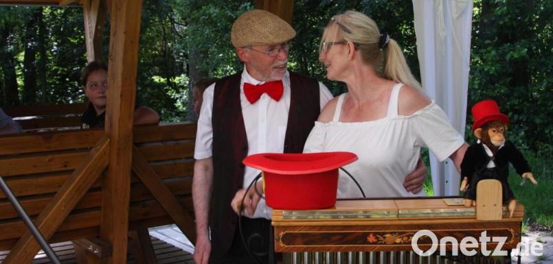 Immer wieder holte sich Drehorgelspieler Albin Zeitler (links) Gesangspartnerinnen aus dem Publikumm (im Bild Susanne Schicker aus Grafenwöhr). Bild: exb