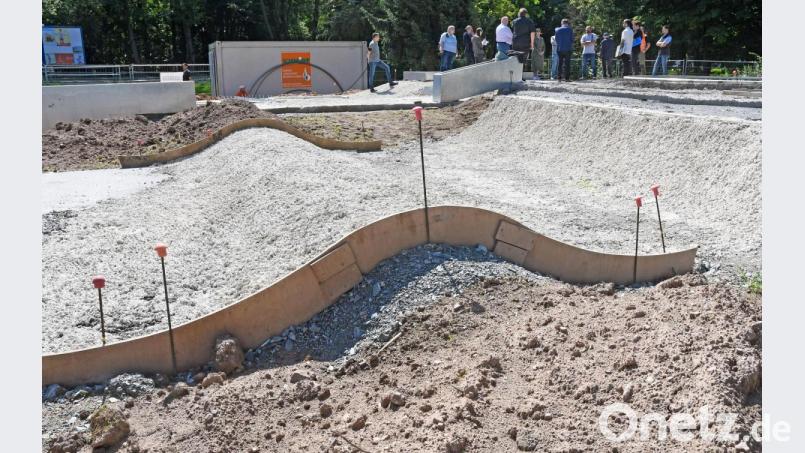 Die Arbeiten an der neuen Skateanlage am Jugendzentrum in Weiden sind in vollem Gange. Bild: Gabi Schönberger