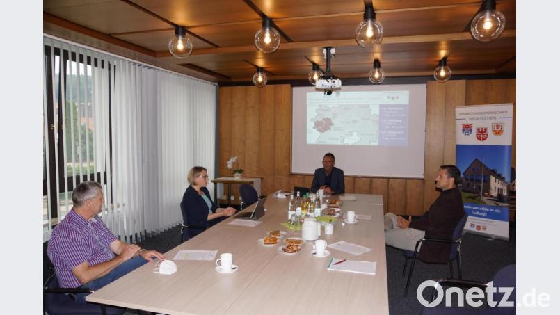 Gesprächsrunde im Rathaus in Neukirchen: (von links) Reiner Pickel, Bundestagskandidatin Susanne Hierl, Peter Achatzi und Roman Berr. Bild: sre