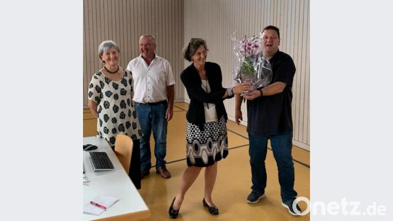 Mit dem Thema "Wohnen im Alter" setzte sich der Gemeinderat bei seiner Klausurtagung auseinander. Bürgermeister Christian Ziegler (rechts), Dritte Bürgermeisterin und Seniorenbeauftragte Marlene Groitl (links), Bürgermeister Josef Deichl aus Schmidgaden (Zweiter von links) erhielten von Brigitte Herkert wertvolle Ratschläge. Bild: Gemeinde Fensterbach/exb